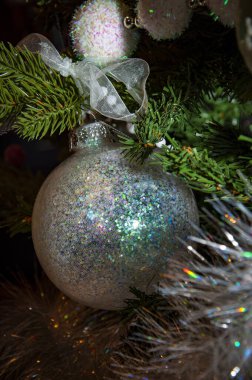 Yeni yıl kutlaması için dekorasyon. Noel ağacı Noel şenliği süsüsüyle süslenmiş. Noel arifesinde yılbaşı ağacı. Kışın Aralık tatili. Xmas indirimi ve indirimi.