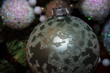 Yeni yıl kutlaması için dekorasyon. Noel ağacı Noel şenliği süsüsüyle süslenmiş. Noel arifesinde yılbaşı ağacı. Kışın Aralık tatili. Xmas indirimi ve indirimi.