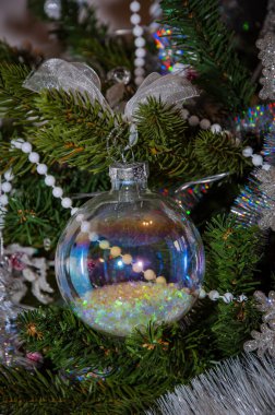 - Mutlu yıllar. Noel alışverişi. Noel ağacı süslemesi. Noel Baba. Madalyalı Noel ağacı. Noel kompozisyonu. Şöminede ışıklı süslemeler. Yeni yıl tatili.