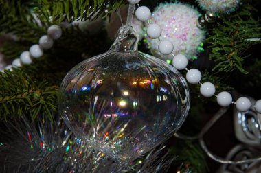 Xmas bayramı kutlaması. Noel arifesinde yılbaşı ağacı. Noel ağacı süslemesi. Noel Baba. Noel Ağacındaki Toplar. - Mutlu yıllar. Mutlu noeller. Evde Noel süsleri var. Noel..