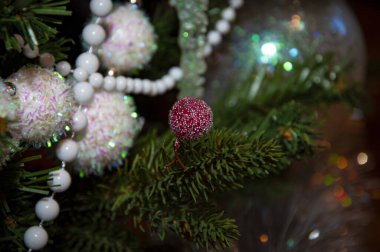 Noel ağacı süslemesi. Mutlu noeller. Mutlu Geceler. Xmas bayramı kutlaması. Yeni yıl arifesi. Aralık tatili ve ev dekorasyonu. Evde dekore edilmiş Noel ağacı.