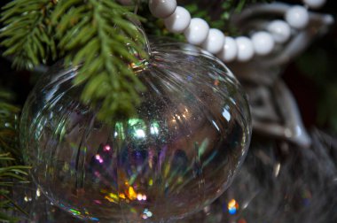 Mutlu noeller. Noel ağacı Noel şenliği süsüsüyle süslenmiş. Noel alışverişi. Yeni Yıl Afişi Kompozisyonu. Yeni yıl kutlaması için dekorasyon. Promosyon indirimi.