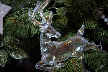 Mutlu noeller. Noel ağacı Noel şenliği süsüsüyle süslenmiş. Noel alışverişi. Yeni Yıl Afişi Kompozisyonu. Yeni yıl kutlaması için dekorasyon. Promosyon satışı. Geyik.