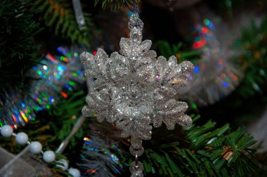 Xmas bayramı kutlaması. Noel arifesinde yılbaşı ağacı. Noel ağacı süslemesi. Noel Baba. Noel Ağacındaki Toplar. - Mutlu yıllar. Mutlu noeller. Evde Noel süsleri var. Noel..