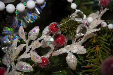 Noel ağacı süslemesi. Yeni yıl kutlaması için dekorasyon. - Mutlu yıllar. Noel ağacı arka planı. Odadaki köknar ağacının yanında güzel bir Noel hediyesi. Şenlikli Noel sahnesi.