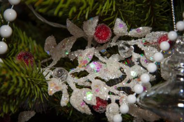 - Mutlu yıllar. Noel alışverişi. Noel ağacı süslemesi. Noel Baba. Madalyalı Noel ağacı. Noel kompozisyonu. Şöminede ışıklı süslemeler. Yeni yıl tatili.