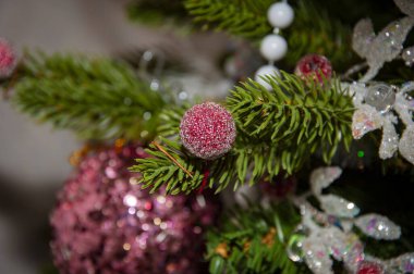 Noel ağacı süslemesi. Mutlu noeller. Mutlu Geceler. Xmas bayramı kutlaması. Yeni yıl arifesi. Aralık tatili ve ev dekorasyonu. Evde dekore edilmiş Noel ağacı.