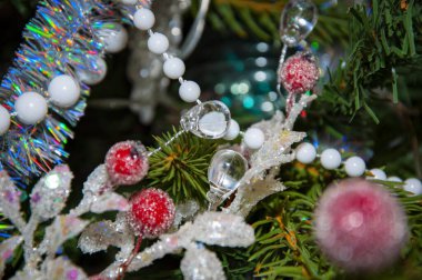 Mutlu noeller. Noel ağacı Noel şenliği süsüsüyle süslenmiş. Noel alışverişi. Yeni Yıl Afişi Kompozisyonu. Yeni yıl kutlaması için dekorasyon. Promosyon indirimi.