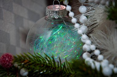 Xmas bayramı kutlaması. Noel arifesinde yılbaşı ağacı. Noel ağacı süslemesi. Noel Baba. Noel Ağacındaki Toplar. - Mutlu yıllar. Mutlu noeller. Evde Noel süsleri var. Noel..