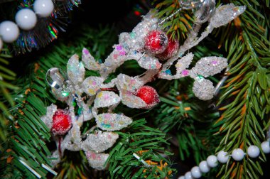 Yeni yıl kutlaması için dekorasyon. Noel ağacı Noel şenliği süsüsüyle süslenmiş. Noel arifesinde yılbaşı ağacı. Kışın Aralık tatili. Xmas indirimi ve indirimi.