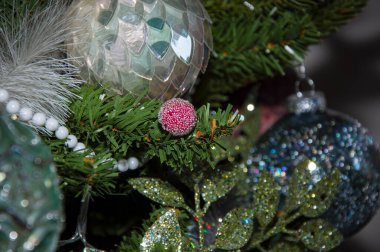 Noel ağacı arka planı. Yeni Yıl Afişi Kompozisyonu. Noel Ağacındaki Toplar. Yeni yıl kavramı. Şenlikli Noel Dekorasyonu. Noel 'in içinde. Sihirli Parlayan Ağaç. Şömine ve Hediyeler.