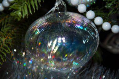 Noel ağacı arka planı. Yeni Yıl Afişi Kompozisyonu. Noel Ağacındaki Toplar. Yeni yıl kavramı. Şenlikli Noel Dekorasyonu. Noel 'in içinde. Sihirli Parlayan Ağaç. Şömine ve Hediyeler.