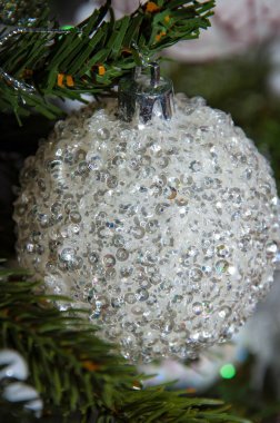 Noel ağacı arka planı. Yeni Yıl Afişi Kompozisyonu. Noel Ağacındaki Toplar. Yeni yıl kavramı. Şenlikli Noel Dekorasyonu. Noel 'in içinde. Sihirli Parlayan Ağaç. Şömine ve Hediyeler.