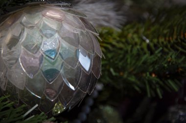 Mutlu noeller. Noel ağacı Noel şenliği süsüsüyle süslenmiş. Noel alışverişi. Yeni Yıl Afişi Kompozisyonu. Yeni yıl kutlaması için dekorasyon. Promosyon indirimi.