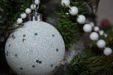 Xmas bayramı kutlaması. Noel arifesinde yılbaşı ağacı. Noel ağacı süslemesi. Noel Baba. Noel Ağacındaki Toplar. - Mutlu yıllar. Mutlu noeller. Evde Noel süsleri var. Noel..