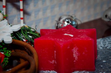 Mutlu noeller. Noel ağacı Noel şenliği süsüsüyle süslenmiş. Noel alışverişi. Yeni Yıl Afişi Kompozisyonu. Yeni yıl kutlaması için dekorasyon. Promosyon satışı. Mum..