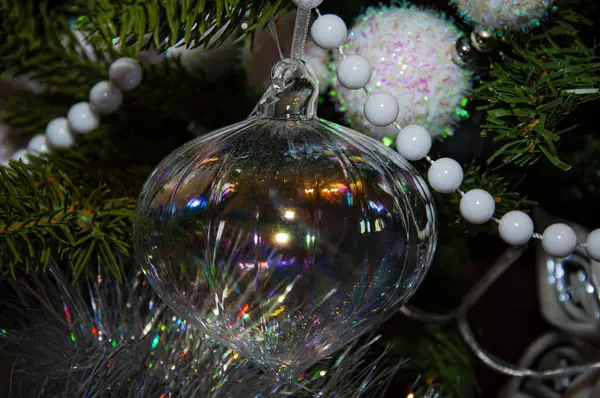 Xmas bayramı kutlaması. Noel arifesinde yılbaşı ağacı. Noel ağacı süslemesi. Noel Baba. Noel Ağacındaki Toplar. - Mutlu yıllar. Mutlu noeller. Evde Noel süsleri var. Noel..