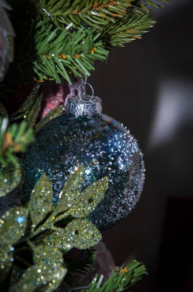 Xmas bayramı kutlaması. Noel arifesinde yılbaşı ağacı. Noel ağacı süslemesi. Noel Baba. Noel Ağacındaki Toplar. - Mutlu yıllar. Mutlu noeller. Evde Noel süsleri var. Noel..