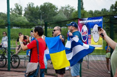 Kyiv, Ukrayna - 23 Temmuz 2023: Ukrayna ve Küba spor takımı arasında Kyiv 'de oynanan beyzbol maçında Küba ve Ukrayna' nın bayrağı dostluğu simgeliyor. Ukrayna 'nın Küba müttefiklerine destek.