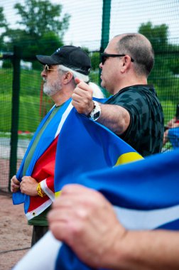 Kyiv, Ukrayna - 23 Temmuz 2023: Ukrayna ve Küba spor takımı arasında Kyiv 'de oynanan beyzbol maçında Küba ve Ukrayna' nın bayrağı dostluğu simgeliyor. Ukrayna 'nın Küba müttefiklerine destek.