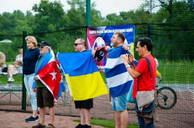 Kyiv, Ukrayna - 23 Temmuz 2023: Ukrayna ve Küba spor takımı arasında Kyiv 'de oynanan beyzbol maçında Küba ve Ukrayna' nın bayrağı dostluğu simgeliyor. Ukrayna 'nın Küba müttefiklerine destek.