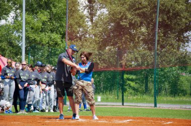 Kyiv, Ukrayna - 23 Temmuz 2023: Küba 'nın Ukrayna' yı destekleyen ve müttefiki olan Ukrayna ve Küba spor takımıyla beyzbol maçı. Atıcı beyzbol oyuncusu.