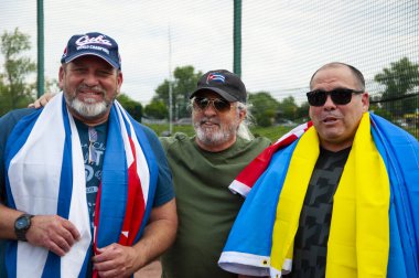 Kyiv, Ukrayna - 23 Temmuz 2023: Ukrayna ve Küba spor takımı arasında Kyiv 'de oynanan beyzbol maçında Küba ve Ukrayna' nın bayrağı dostluğu simgeliyor. Ukrayna 'nın Küba müttefiklerine destek.