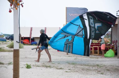 Henichesk, Ukrayna - 12 Temmuz 2021: Uçurtma sörfçüsüyle okyanus. Watersport adrenalin macera aktivitesi. Uçurtma. Uçurtma sörfü antrenmanı yapan aktif bir sporcu..