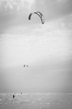 Henichesk, Ukrayna - 12 Temmuz 2021: Uçurtma. Yaz plajında uçurtma talimi yapıyorum. Aktif seyahat sporu eğlencesi. Uçurtmacı numaralar yapıyor. Uçurtma sörfü tahtasında iyi eğlenceler. Uçurtma kampı yeri.