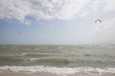 Aktif spor. Kiteboardcu uçurtmayla uçurtma uçuruyor. Su sporu adrenalini. Uçurtma. Uçurtma sörfü antrenmanı yapan aktif bir sporcu..