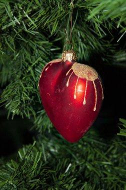 - Mutlu yıllar. Noel ağacı arka planı. Odadaki köknar ağacının yanında güzel bir Noel hediyesi. Şenlikli Noel sahnesi. Noel ağacı süslemesi. Yeni yıl kutlaması için dekorasyon..