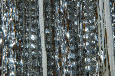 Yeni yıl için arka plan. Parlak ve parlak kumaş arka plan. Kumaş tekstil arka planı. Noel arkaplanı gümüş rengi. Xmas için parlayan arkaplan.