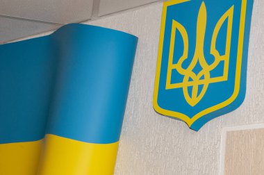 Ukrayna bayrağı mavi sarı renk. Ukrayna arması. Ulusal sembol. Milliyet ve vatanseverlik.