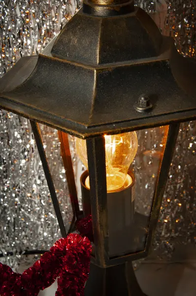 メリークリスマス ハッピー ニーイ2024年 クリスマス休暇のお祝い 新年イブ ストリートランタン 12月の休日のライト バルブ Xmasランプを飾りました クリスマスランタンランプ — ストック写真
