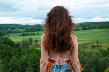 Yaz doğasının manzarası. Gezgin kız dağ vadisinde doğa yürüyüşü yapıyor. Özgürlük ve macera. Karpatların dağ tepesi. Rüzgarlı vadideki kadın. Dağ vadisindeki kadın. Vadi tabanı.