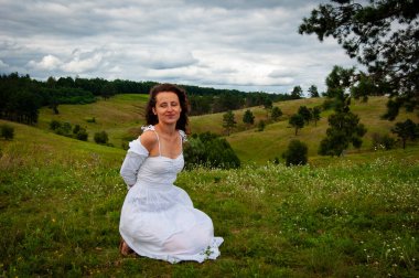 Özgürlük yaşam tarzı. Karpatlar 'ın dağ kızı. Rüzgarlı vadideki kadın. Dağ vadisindeki kadın. Yaz doğasının manzarası. Doğa Vadisi 'ndeki güzel kız. Düğün Gelini.