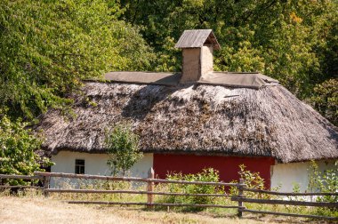 Kırsal kesimde otantik bir Ukrayna evi. Ukrayna 'da yaz köyü. Eski halk sazdan yapılmış evi. Ukrayna geleneksel kır evi. Yazlık çiftlikte kırsal kesimde. Mimari dönüm noktası.