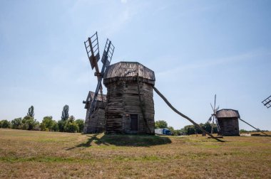 Rüzgâr Çiftliği. Hollanda rüzgar gülü. Kırsal kesimdeki geleneksel Ukrayna yel değirmeni evleriyle manzara. Kırsal alanda yel değirmeni. Rüzgar değirmeni. Kırsal kesimde bir yel değirmeni. Kırsal cazibe.