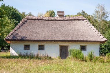 Kırsal kesimde otantik bir Ukrayna evi. Ukrayna 'da yaz köyü. Eski halk sazdan yapılmış evi. Ukrayna geleneksel kır evi. Yazlık çiftlikte kırsal kesimde. Mimarlık. Eski moda..