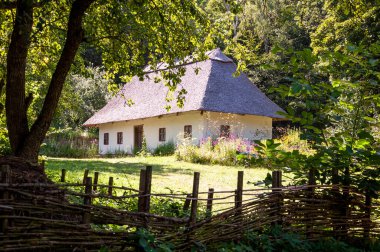 Kırsal kesimde otantik bir Ukrayna evi. Ukrayna 'da yaz köyü. Eski halk sazdan yapılmış evi. Geleneksel Ukrayna kır evi. Yazlık çiftlikte kırsal kesimde. Mimari.