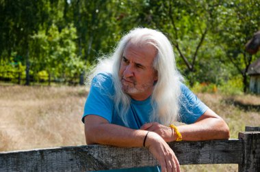 Yaz aylarında çiftlikte ya da kırsal kesimde uzun kır saçlı, yakışıklı, sağlıklı, olgun ve yaşlı bir adamın emekliliği kutlu olsun..