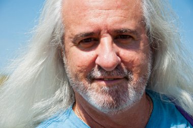Mutlu yaşlı, karizmatik, uzun kır saçlı, açık havada beyaz saçlı İspanyol adam..