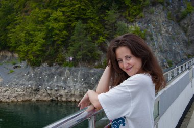 Denizdeki kadın ya da kız. Okyanus sahili tatili. Yazın sahildeki kız. Deniz manzaralı tatil zamanı. Yaz tatilindeki kadın. Yaz tatili. Seyahat güzergahı. Boşluk afişini kopyala.