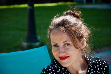 Kadınlar yaz güneşlenirken dışarıda dinlenirler. Yaz tatili. Havuz kenarında yaz zamanı. Kız parkta güneşlenirken dinleniyor. Yazlık tatil beldesinde. Kadın rahatlama ve dinlenme.