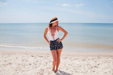 Mayo ve hasır şapkalı kadınların yaz tatili. Deniz sahilindeki Retro kadın. Yaz plajında güneş yanığı. Retro kızın plaj tatili. Deniz yolculuğu merkezi. Plajda yaz tatilindeki bir kadın. Bali.