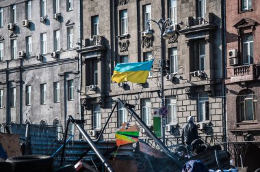 Kyiv, Ukrayna - 24 Şubat 2014: Meydan 2014 devrim gösterisi Euromaidan, Kyiv. Ukrayna 'nın özgürlük barikatı. Hükümetin muhalefeti. Ayaklanma, savaş ve kriz. Sokak ayaklanmaları ve protestolar.