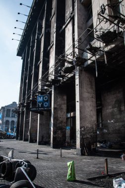 Kyiv, Ukrayna - 24 Şubat 2014: Meydan 2014 devrim gösterisi Euromaidan, Kyiv. Ukrayna 'nın özgürlük barikatı. Hükümetin muhalefeti. Ayaklanma, savaş ve kriz. Boş sokak.