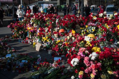 Kyiv, Ukrayna - 24 Şubat 2014: Meydan 2014 devrim gösterisi Euromaidan, Kyiv. Ukrayna 'nın özgürlük barikatı. Hükümetin muhalefeti. Ayaklanma, savaş ve kriz. İnsanlar ve çiçekler.