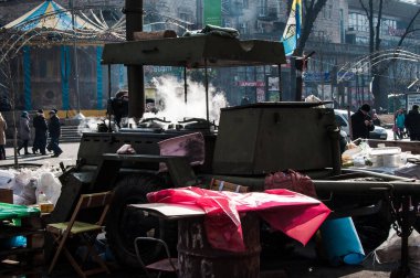 Kyiv, Ukrayna - 24 Şubat 2014: Meydan 2014 devrim gösterisi Euromaidan, Kyiv. Ukrayna 'nın özgürlük barikatı. Hükümetin muhalefeti. Ayaklanma, savaş ve kriz. Hükümet karşıtı protesto.