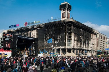 Kyiv, Ukrayna - 24 Şubat 2014: Meydan 2014 devrim gösterisi Euromaidan, Kyiv. Ukrayna 'nın özgürlük barikatı. Hükümetin muhalefeti. Ayaklanma, savaş ve kriz. Yanan bina.